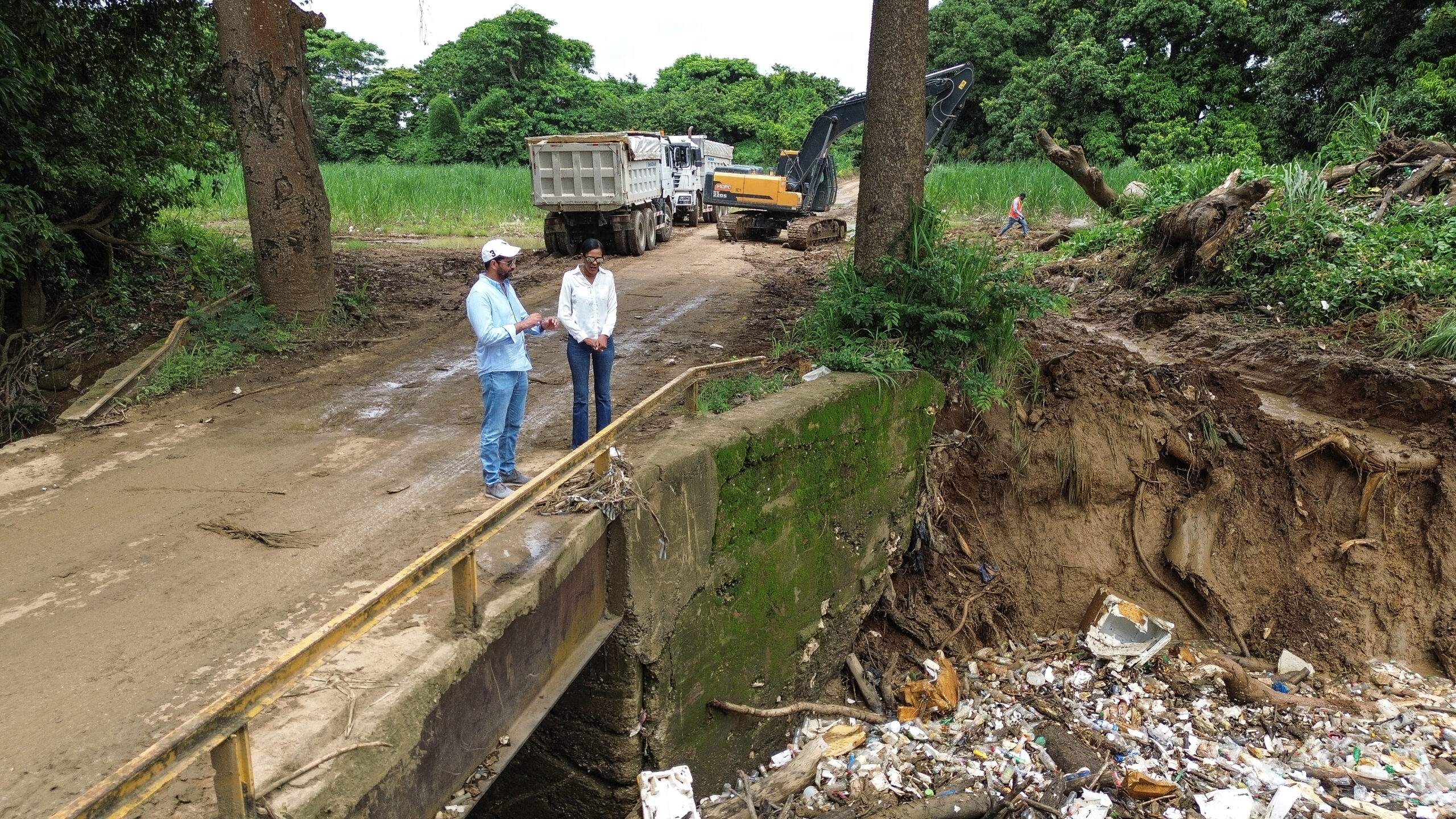 Gobernadora y Director regional de MOPC supervisan trabajos
